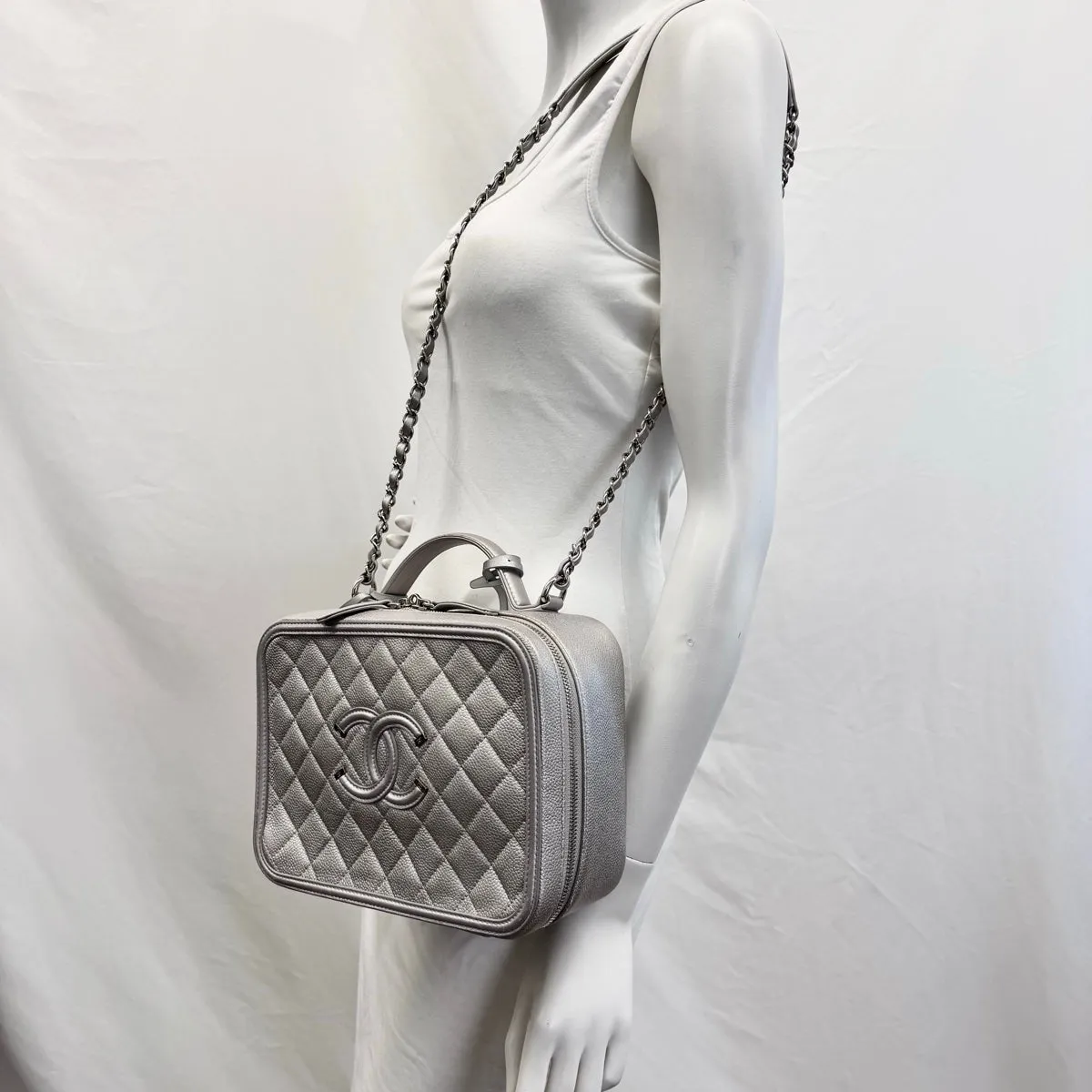 Chanel 2016 - 2017 Medium Filigree Vanity Case