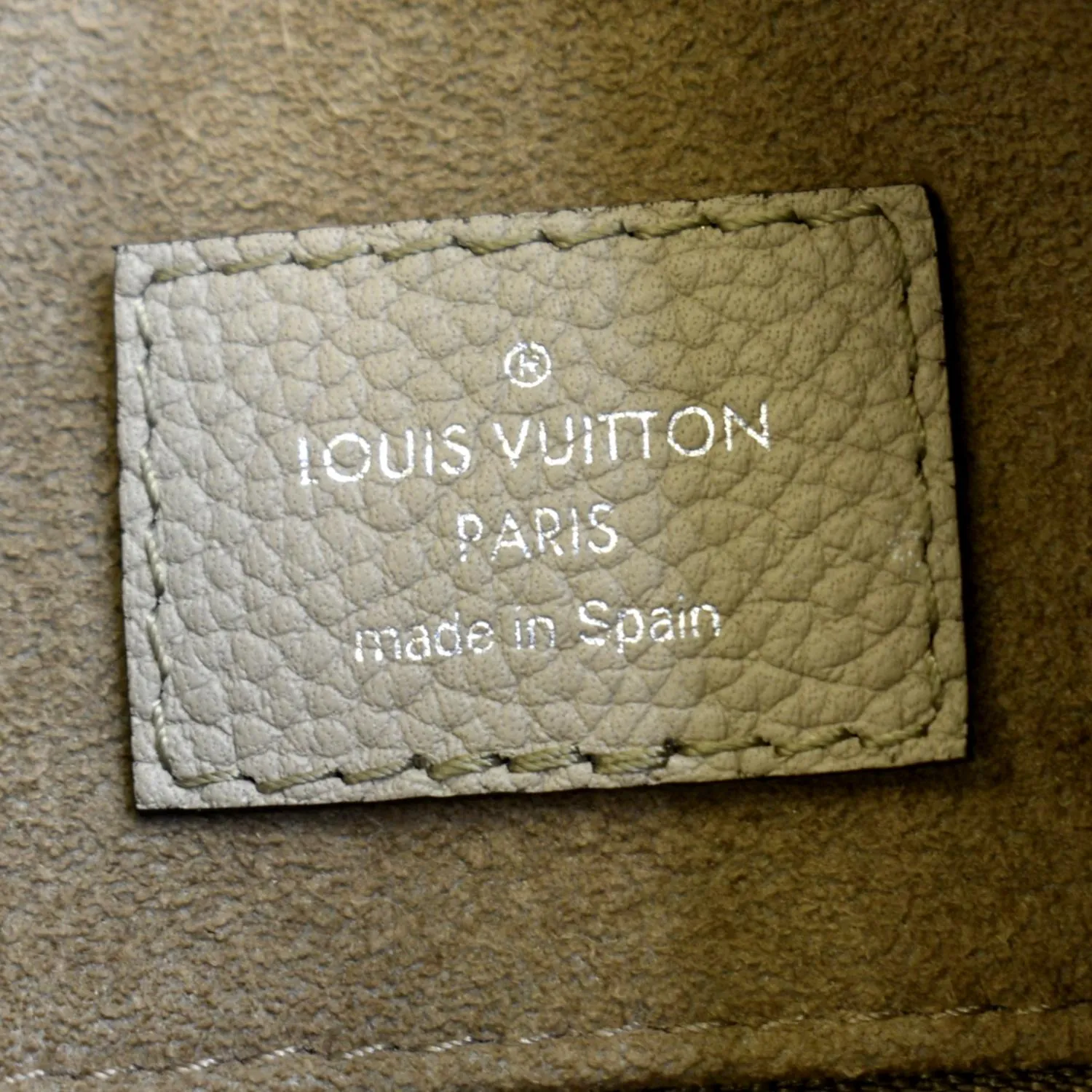LOUIS VUITTON Beaubourg Mahina MM Leather Hobo Shoulder Bag Beige