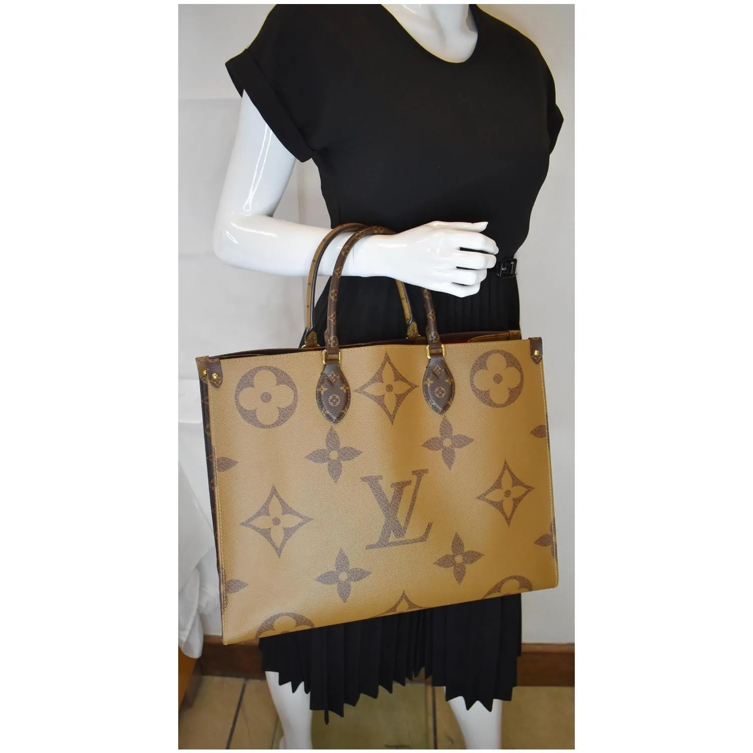 LOUIS VUITTON Onthego GM Reverse Monogram Giant Canvas Tote Shoulder Bag Brown